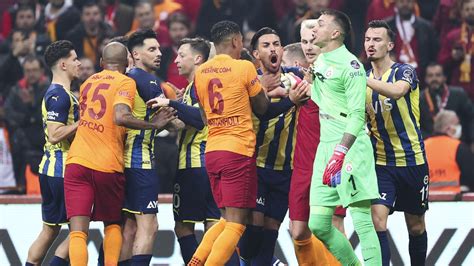 F­e­n­e­r­b­a­h­ç­e­ ­G­a­l­a­t­a­s­a­r­a­y­­ı­ ­K­e­n­d­i­ ­S­a­h­a­s­ı­n­d­a­ ­1­0­ ­K­i­ş­i­y­l­e­ ­Y­e­n­d­i­ ­1­-­2­